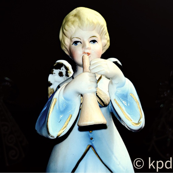 Beautiful Bisque Angel Rotating Musical Figurine in EXCELLENT vintage condition - Picture 4 of 8